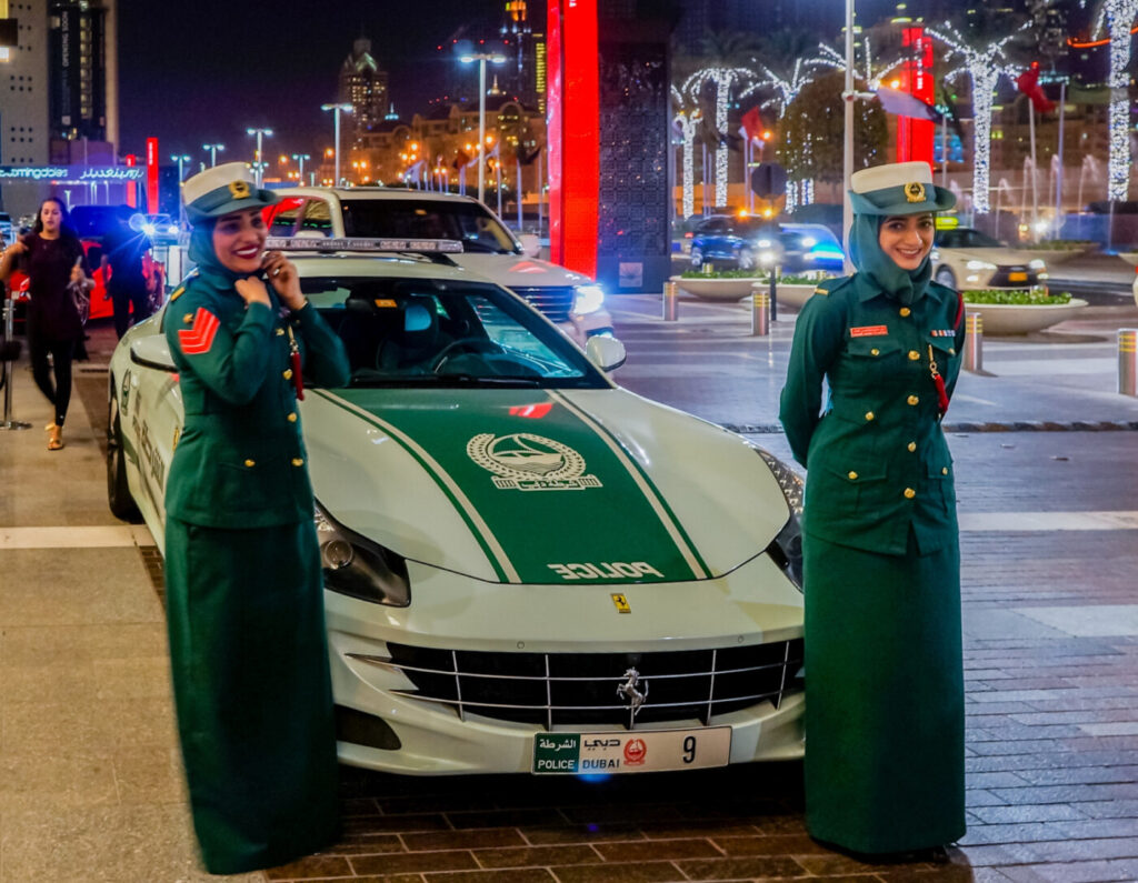 Новости дубая сегодня самые свежие. Полиция Объединенных арабских Эмиратов. Феррари полиция Дубай. Туристическая полиция Дубай. Полиция арабских Эмиратов.