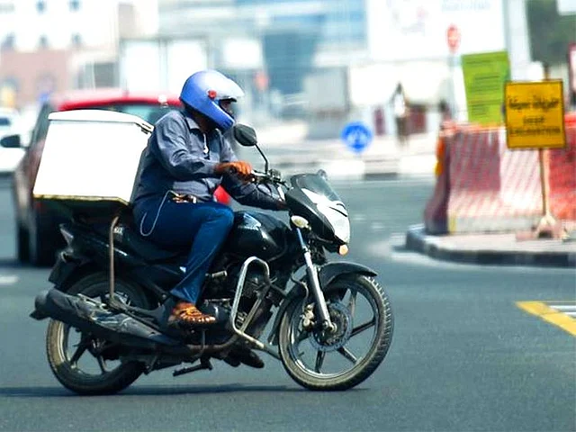 Dubai and Sharjah Delivery Rider Traffic Rules 2025: Lane Bans, Fines, Permit Suspensions